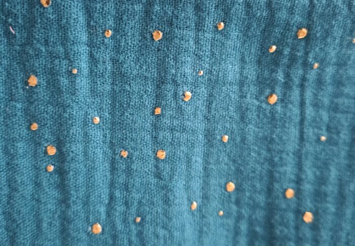 Décatir ou prélaver un tissu